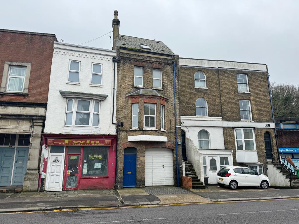 Lot: 81 - FOUR-BEDROOM MAISONETTE INVESTMENT PLUS VACANT YARD AND BUILDINGS WITH PLANNING FOR FOUR FLATS - Front of property